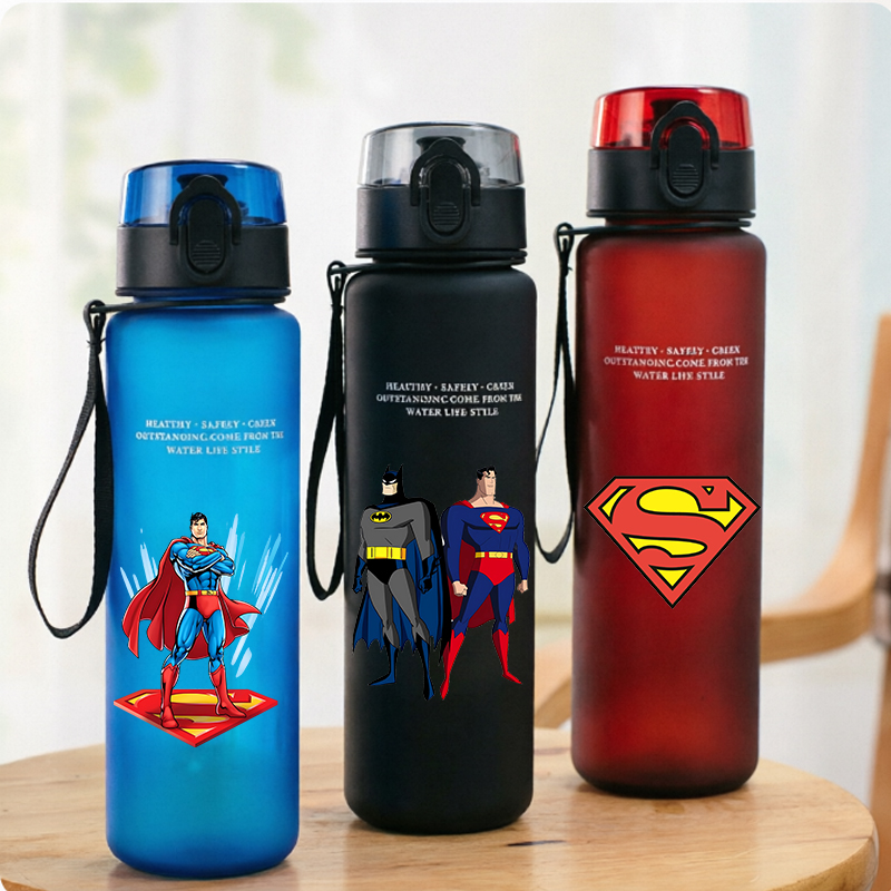Home Gym House - ขวดน้ำกีฬาซูเปอร์แมน 650 มล. สำหรับผู้หญิงผู้ชาย ขวดน้ำพกพาแบบกันรั่ว ใช้ซ้ำได้