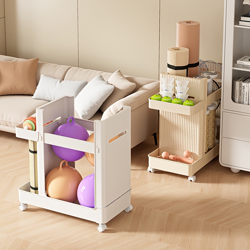 Home Gym Yoga Mat Storage - ชั้นวางอุปกรณ์ฟิตเนสแบบตั้งพร้อมล้อเลื่อน สำหรับเสื่อโยคะ ไม้แร็กเก็ต ประหยัดพื้นที่ในห้องออกกำลังกายที่บ้าน ที่เก็บอุปกรณ์แบบม้วนได้